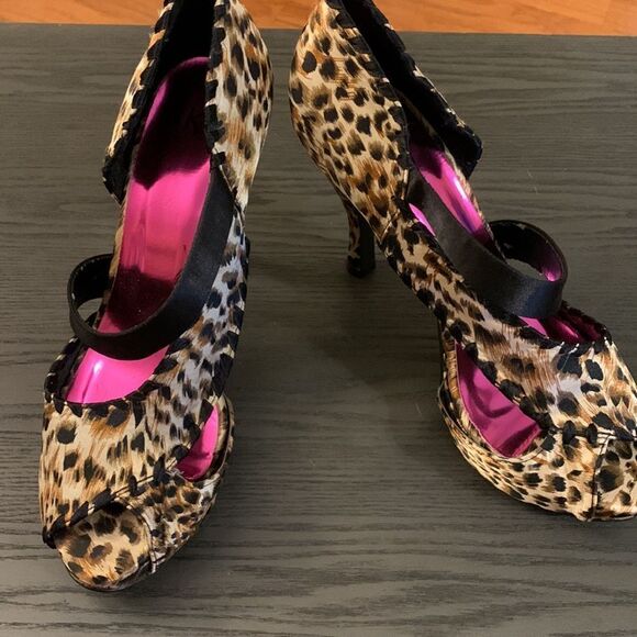 BKE Size 7 platform open toe strappy heels. Animal print - Picture 2 of 12